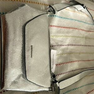 Silver metallic bag, can be worn crossbody, long straps